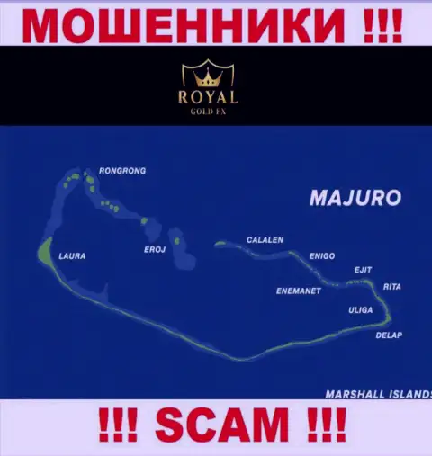 Избегайте взаимодействия с махинаторами RoyalGoldFX, Majuro, Marshall Islands - их офшорное место регистрации